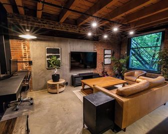 Stylish Industrial Loft - Historic Gastown - Vancouver - Living room