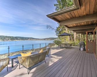 Waterfront Port Orchard Retreat with Furnished Deck! - Port Orchard - Patio