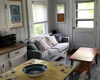 Walk to Beach from adorable vintage cottage! - Middletown - Living room