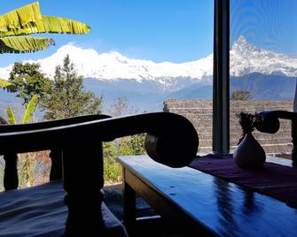 Es Deurali Resort - פוחארה - מרפסת