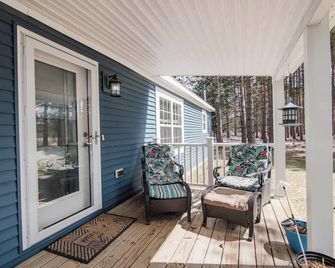 Pond Creek Cottage, Tucked Away, Near Boyne Mount! - Boyne Falls - Balcony