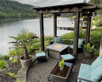 Lakefront Cabin in Eatonville, WA - Eatonville - Patio