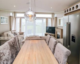 Finch 65 - Scarborough - Dining room