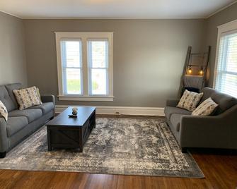 Clean Modern Victorian Stay - La Crosse - Living room