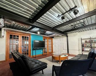 Just blocks to the beach with loft vibe - Long Beach - Living room