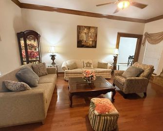 Cozy Garden Stay in Pasadena Near Shops, Dining & Attractions - Pasadena - Sala de estar