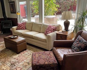 Spacious Home in the Forest - Pebble Beach - Living room