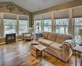 Cozy Vacation Home Near Delavan Lake! - Delavan - Вітальня