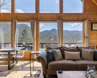 Mountain Escape by Carolina Mornings | Grill, Fire Pit & Hot Tub - Leicester - Sala de estar