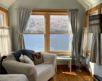 Lake Willoughby Waterfront Cottage - Westmore - Sala de estar