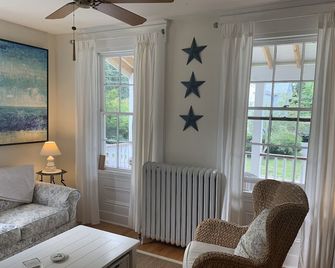 Charming In-town Greek Revival- Captain William West House - Vineyard Haven - Wohnzimmer