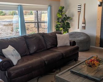 Charming 2-bedroom lake house with boat dock in tranquil setting in Okmulgee - Okmulgee - Living room