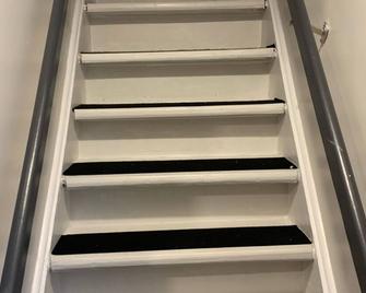 Hillside Cottage, 5 minutes to Stephenville, skiing and snowmobile trails. - Stephenville - Escalier