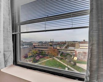 Pink playhouse sq near Progressive field & CSU - Cleveland - Balcón