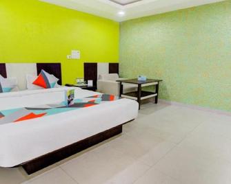 Chirom Hotel - Guwahati - Bedroom