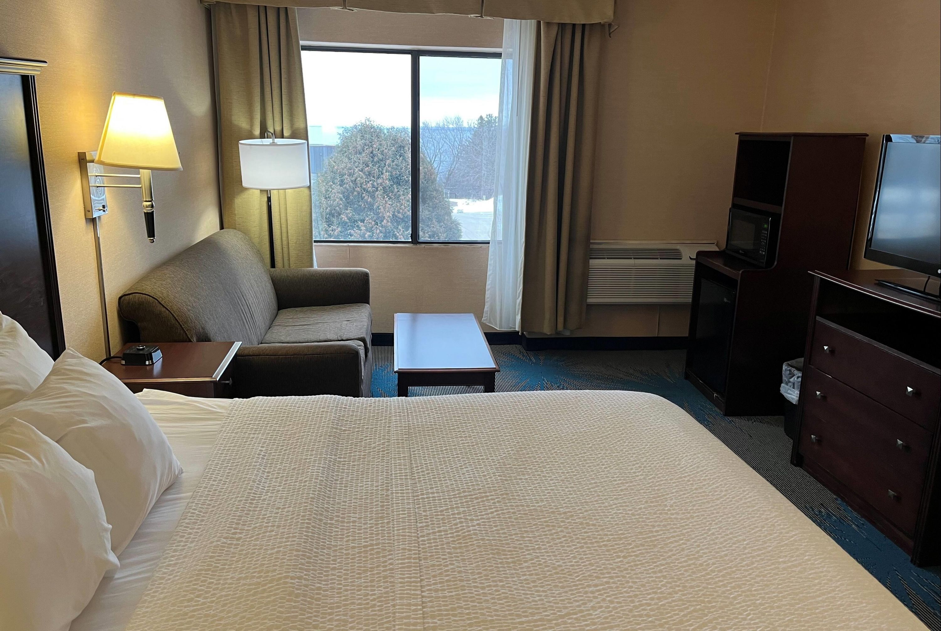 Days Inn by Wyndham Duluth Lakewalk thumbnail 3