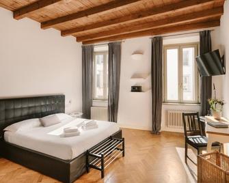 Deluxe spaciuos double room with large modern ensuite bathroom and airconditioning - Bergamo
