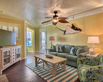 Seaside Delight - Port Aransas - Living room