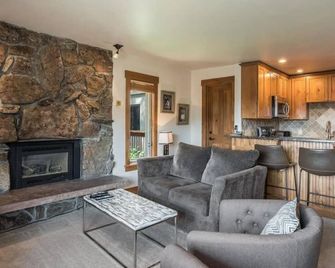 Lift Tickets Ski To Your Door, Wifi, Deck, Hot Tub - Steamboat Springs - Living room
