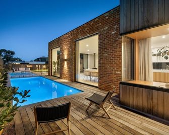 LUXE Poolside living, in the heart of Flinders - Flinders - Piscina