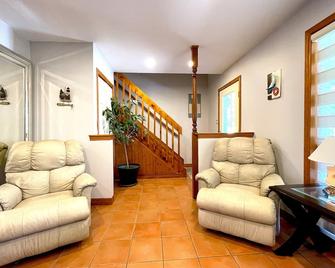 'beachcomber' Cottage - Washago - Living room