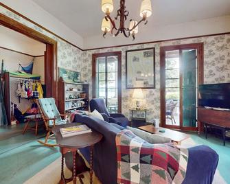 Gorgeous dog-friendly lakefront cottage with full kitchen and grill - Rock Stream - Sala de estar