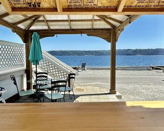 Waterfront Cabin on Camano Island with hot tub and outdoor patio. - Camano Island - Patio