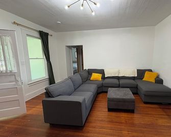 Charming 1900 home with furnished kitchen and king bed - Lake Mills - Sala de estar