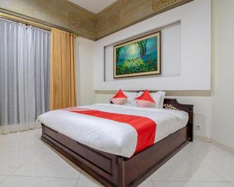 Super OYO Flagship 2688 Guntur Hotel - Sukawati - Slaapkamer