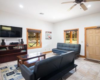 The Cottage at 6030 in Vero Beach Florida! - Vero Beach - Living room