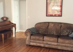 Home Away From Home! Newly Remodeled 4 Bdr/ 3 Bath Close To Campus! - Northport - Living room