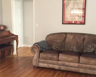 Home Away From Home! Newly Remodeled 4 Bdr/ 3 Bath Close To Campus! - Northport - Sala de estar