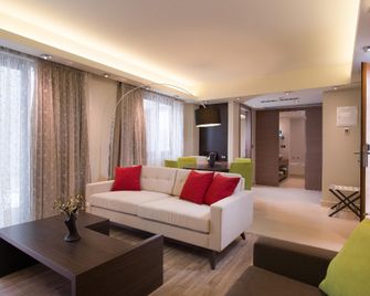 Cretan Dream Royal Luxury Suites - Stalos - Living room