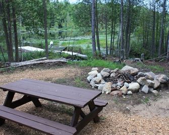 Classic Adirondack Lean-to with shower, fire pit, dock and waterfront - ساراناك لاك - شرفة مرصوفة