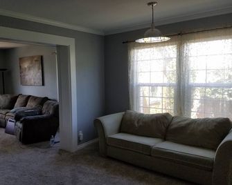 Madison Hill Villa, Downtown Monroe - Monroe - Wohnzimmer