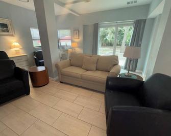 Egret - 1st Floor Freshly Updated Kit W&D 3 Miles to Beach - Bonita Springs - Living room