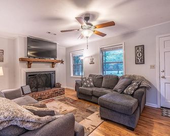 Lake House Retreat! Near~Marina/Eateries/Grocery Relax/Fish/Boat/Nothin - Milledgeville - Huiskamer