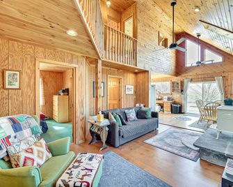 3 Mi to Catskill Trail: Stamford Cottage w/ Views - Stamford - Sala de estar