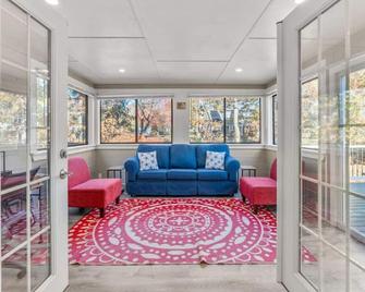 Cozy Spacious Home Walk to the Beach and 1 Mile to Downtown Hyannis - Barnstable - Lounge