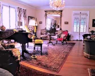 Whistler's Inn - Lenox - Living room