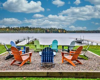 Pet Friendly Lakefront Cottage on Crystal Clear Private Meta Lake! - Eagle River - Patio
