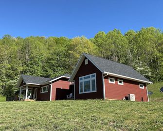 Spacious home with sweeping views of surrounding mountains - Little Switzerland - Building