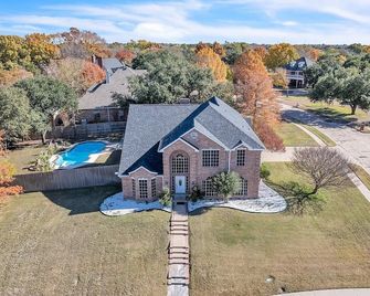 Spacious 5-bedroom Lakeside Retreat w/ Pool in Ennis, TX -Sleeps 14 - Ennis - Building