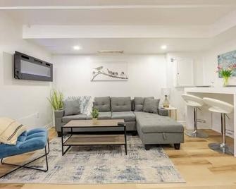Luxurious And Modern One Bedroom Basemen - Brampton - Living room