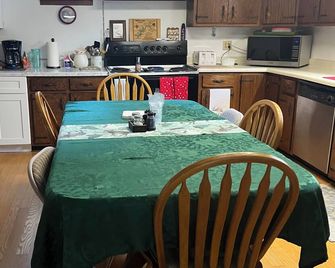 2-Bedroom Lake House on Watts Bar Lake outside Kingston, TN - Kingston - Dining room