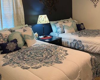 The Bedford - spacious, cozy, quiet & comfortable ️ - Beech Grove - Schlafzimmer