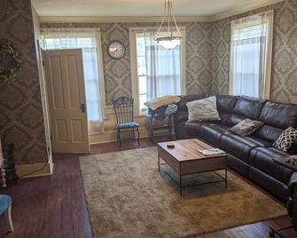 Beautiful circa 1870's home 3 bedrooms with tvs, mini fridges, Roku/amazon tv - Wellsville - Huiskamer