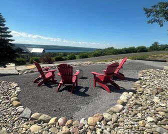 Vrflx Seneca View Bungalow | Hot Tub Retreat - Burdett - Patio
