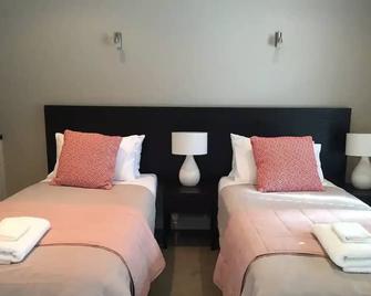 Cozy 3 Bedroom Cottage with Pool - Cardrona - Bedroom