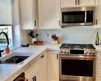 Luxurious Townhome with Water views! - East Haven - Kitchen